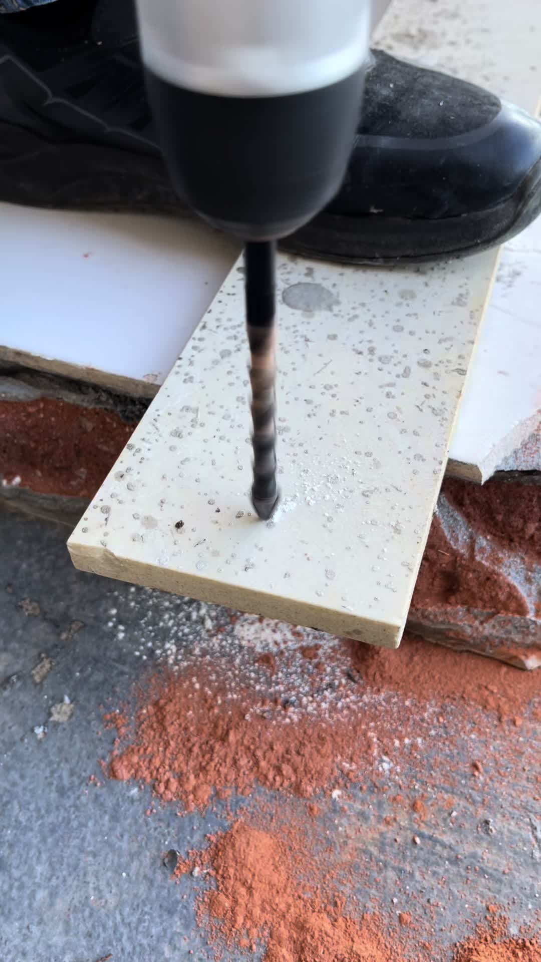 瓷砖墙壁打孔技巧(瓷砖墙面打孔注意事项) 瓷砖墙壁打孔技巧(瓷砖墙面打孔注意事项)